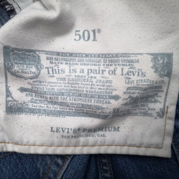 Levi's 501 Men's Size 30/30 Medium Wash Button Front Closure Blue Jeans - Picture 5 of 12